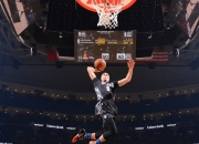 开云体育入口-冰与火的对决，当骑士的冷刃刺穿鹰翼，恩比德在重压下熔铸王冠