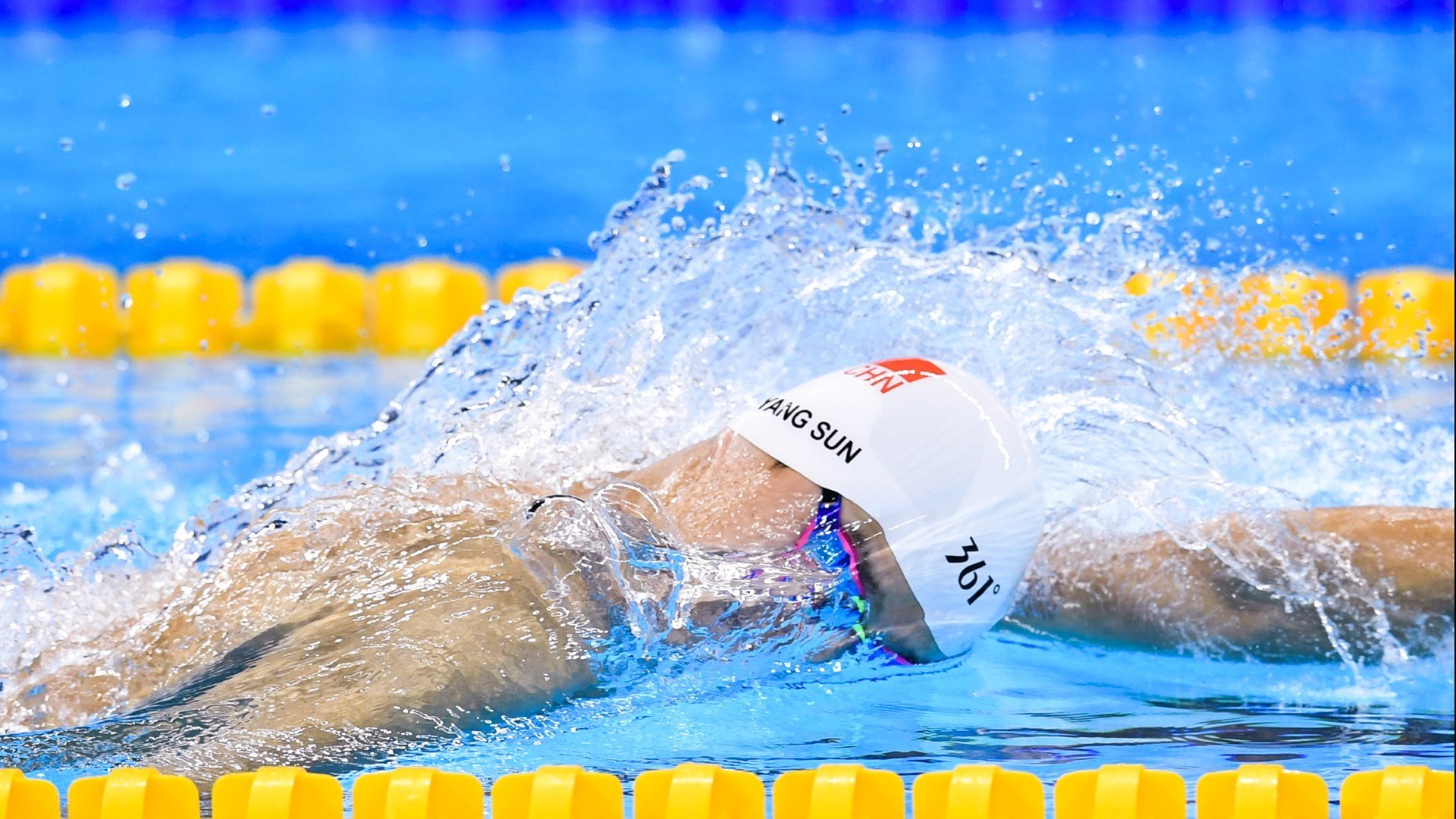 赛道新纪元,维斯塔潘破纪录之夜,红牛力克迈凯伦捍卫王座